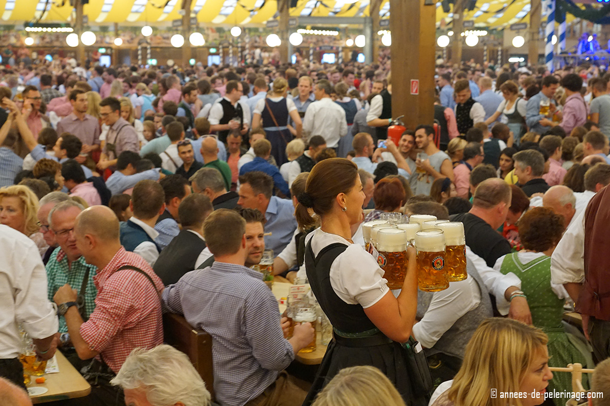 D:\Sally Bai\生活网文章\1003\waitress-with-beer-mugs-oktoberfest-beer-tent.jpg