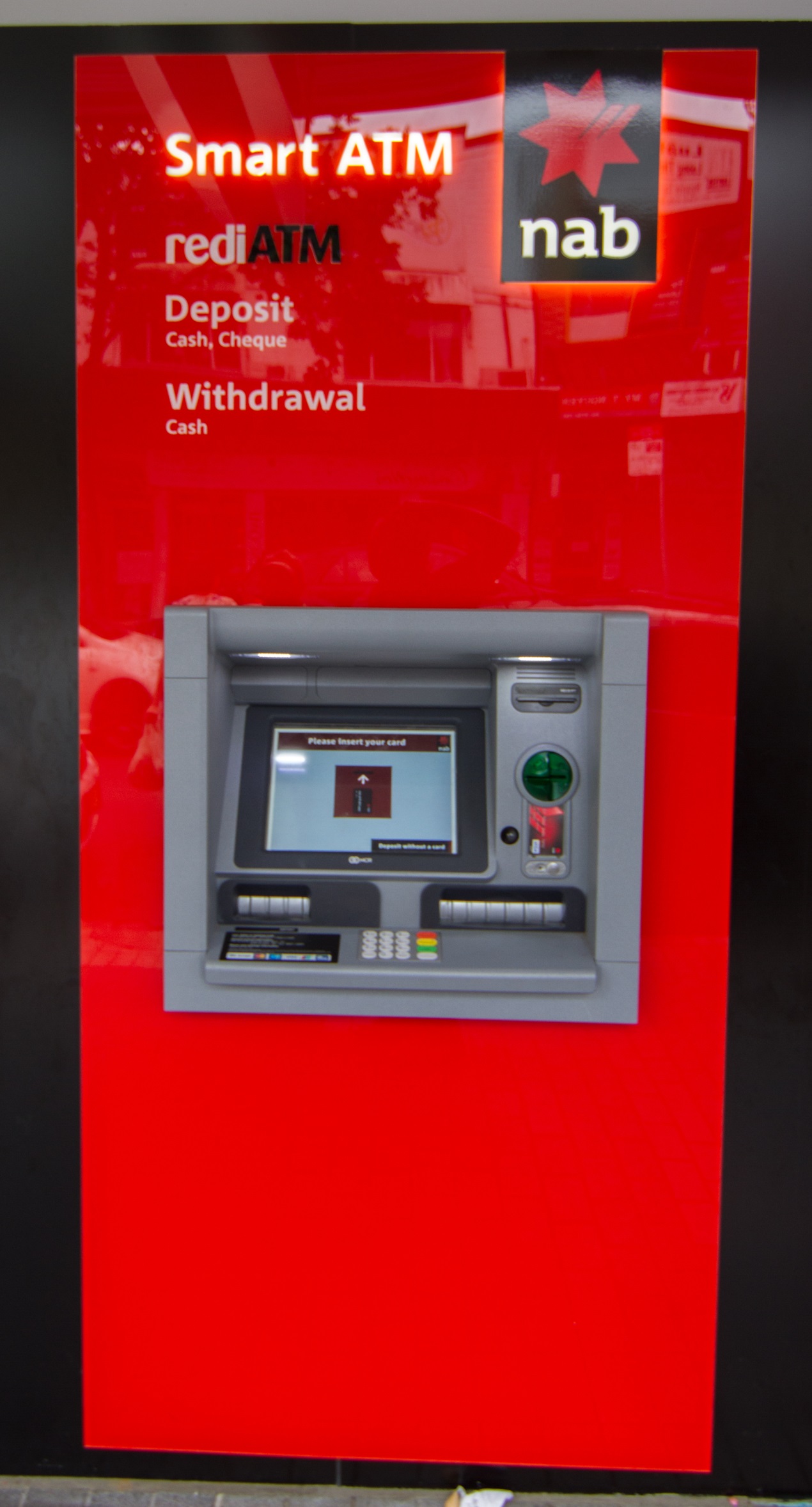 https://upload.wikimedia.org/wikipedia/commons/c/c9/NAB_bank_ATM.jpg