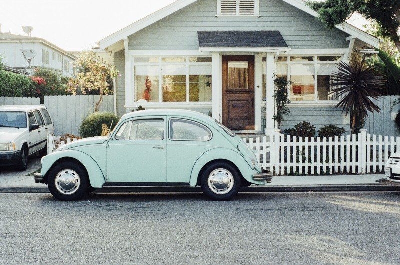 https://visualhunt.com/photos/1/vintage-car-in-front-of-house.jpg?s=l