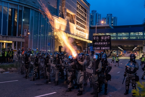 香港警民當街上演游擊戰，警察多次施放催淚彈驅離示威者。（圖片來源： Anthony Kwan/Getty Images