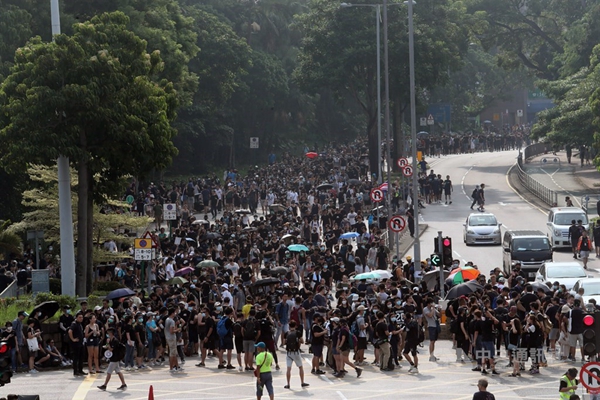 周六（10日）下午舉行的大埔遊行雖已遭警方否決，但仍有數千民眾到場。（圖片來源：中央社）