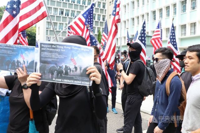 香港反送中示威者9月8日发起“香港人权与民主祈祷会”游行至美领馆希望美国尽快通过香港人权及民主法案 （图片来源：中央社）