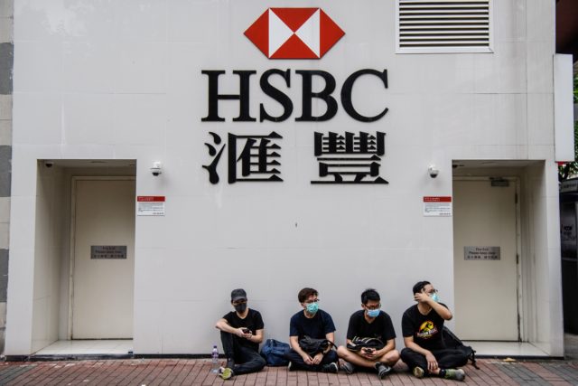 香港滙豐銀行門外的香港反送中示威者 （圖片來源：ANTHONY WALLACE/AFP/Getty Images）