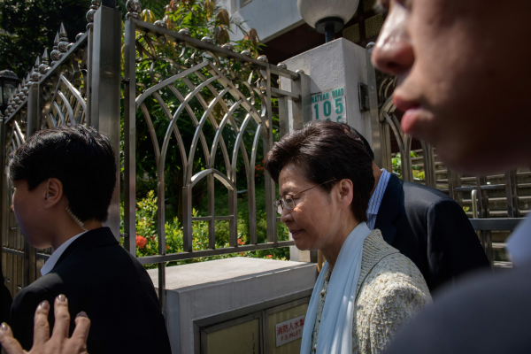 香港特首林郑月娥21日出现在九龙清真寺。（图片来源：ED JONES/AFP via Getty Images）