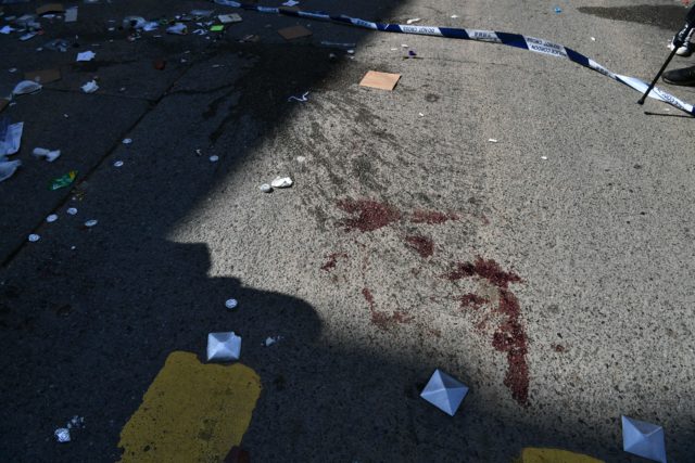 港警11日在西湾河朝示威者连射三发实弹。（ ANTHONY WALLACE/AFP via Getty Images)