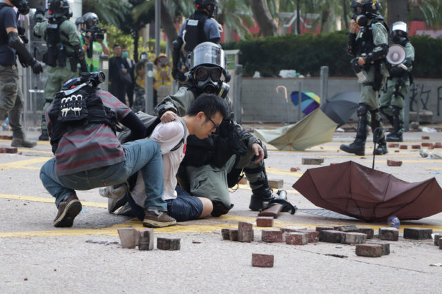 反送中警民冲突，聚集理工大学