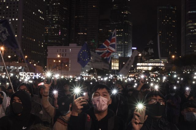 民间团体12月23日晚间在中环爱丁堡广场举行“星火不灭 燃点国际”集会