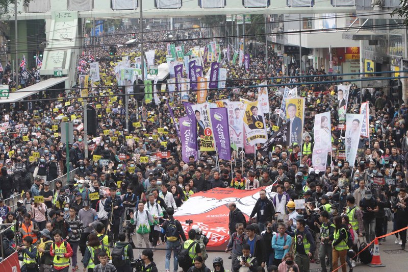 港警腰斩香港元旦游行 滥捕百名年轻市民。（图片来源：中央社）